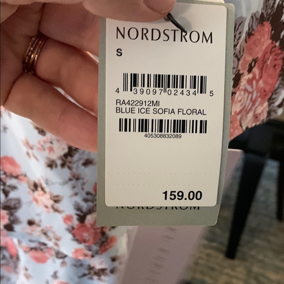 Floral Print V-Neck Dress - Picture 6 of 10